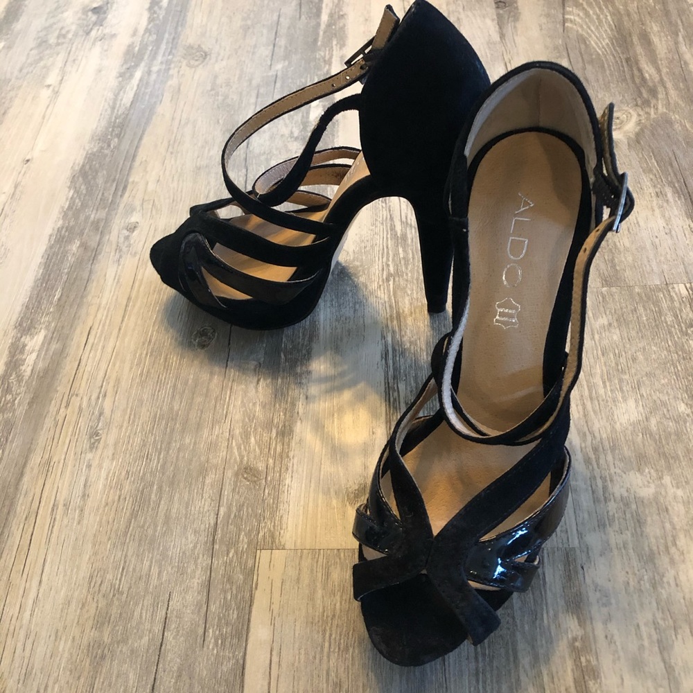 Black pumps